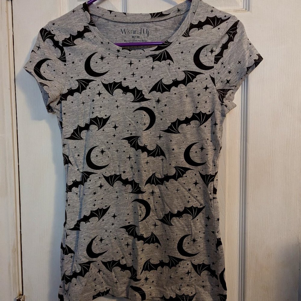 Wound Up gray shirt  with black bats moons and stars short sleeve tee size M